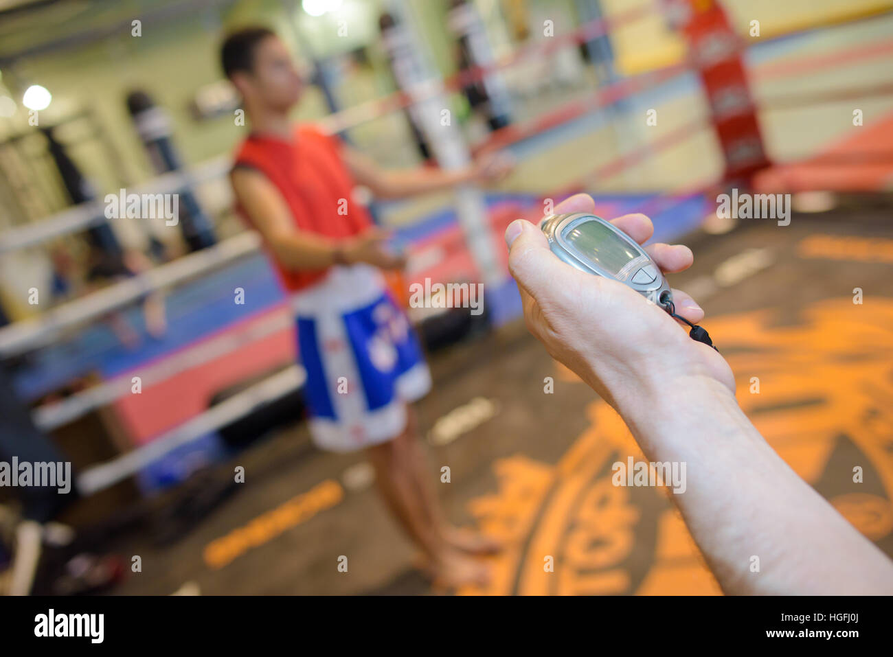 L'uomo formazione nel pugilato ring, essendo temporizzati Foto Stock