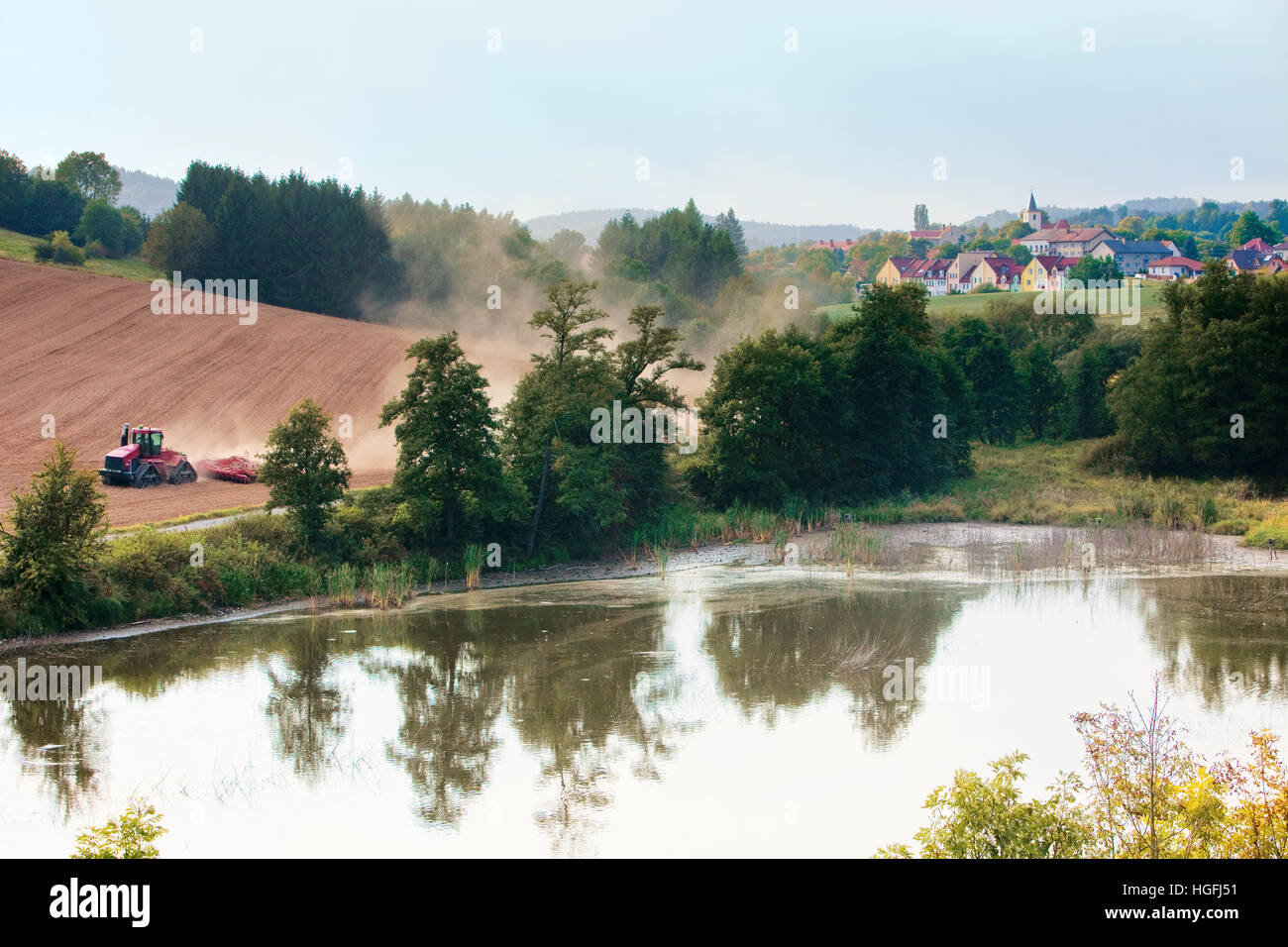 Il trattore arare il campo in Boemia del Sud, Repubblica Ceca. Foto Stock