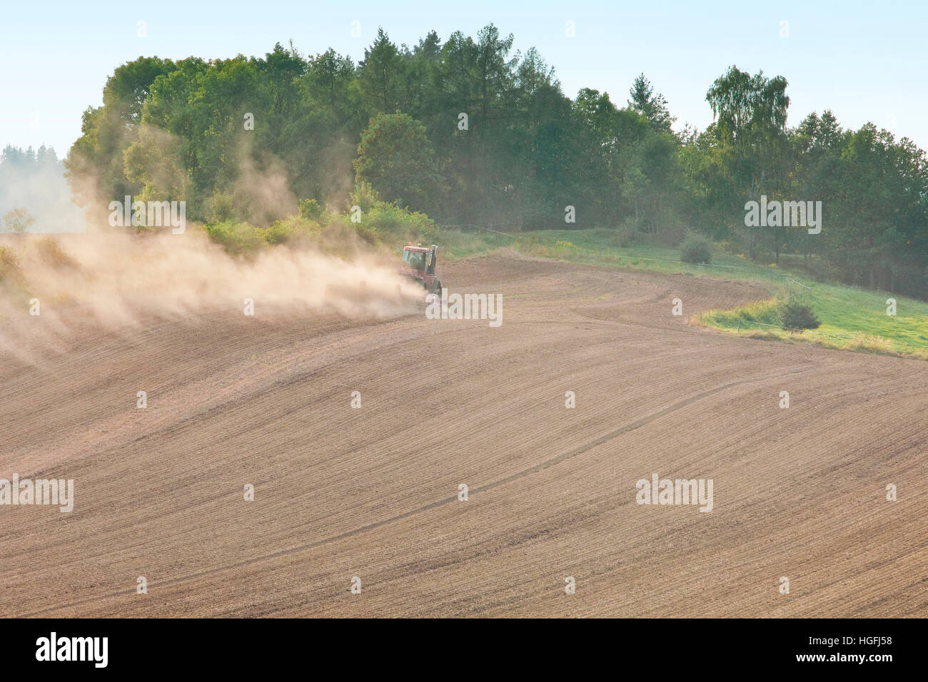 Il trattore arare il campo in Boemia del Sud, Repubblica Ceca. Foto Stock