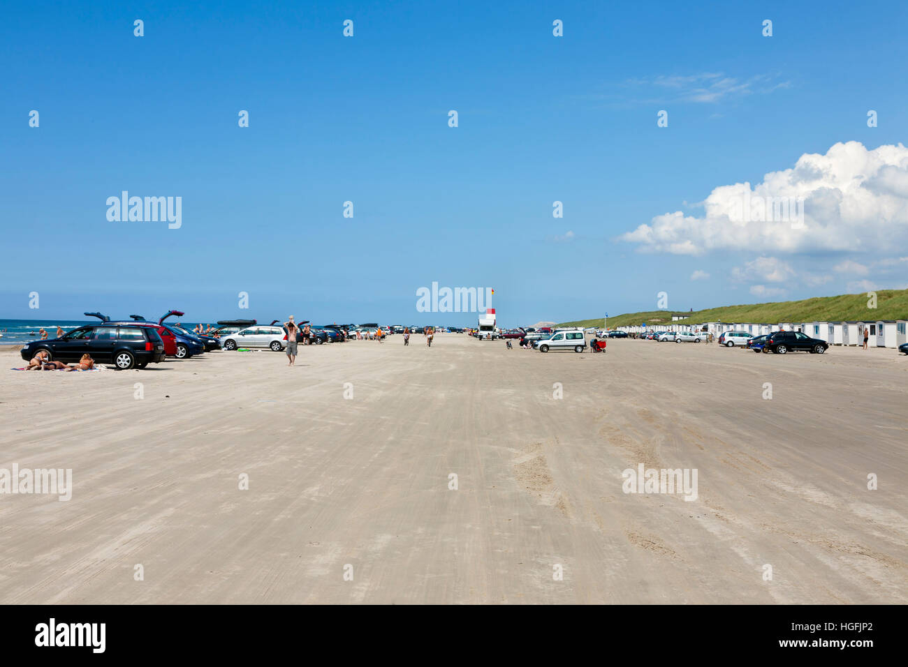 La famosa spiaggia di Blokhus nella parte nord-occidentale dello Jutland, Danimarca. Le automobili e i veicoli sono ammessi su questa spiaggia danese Foto Stock