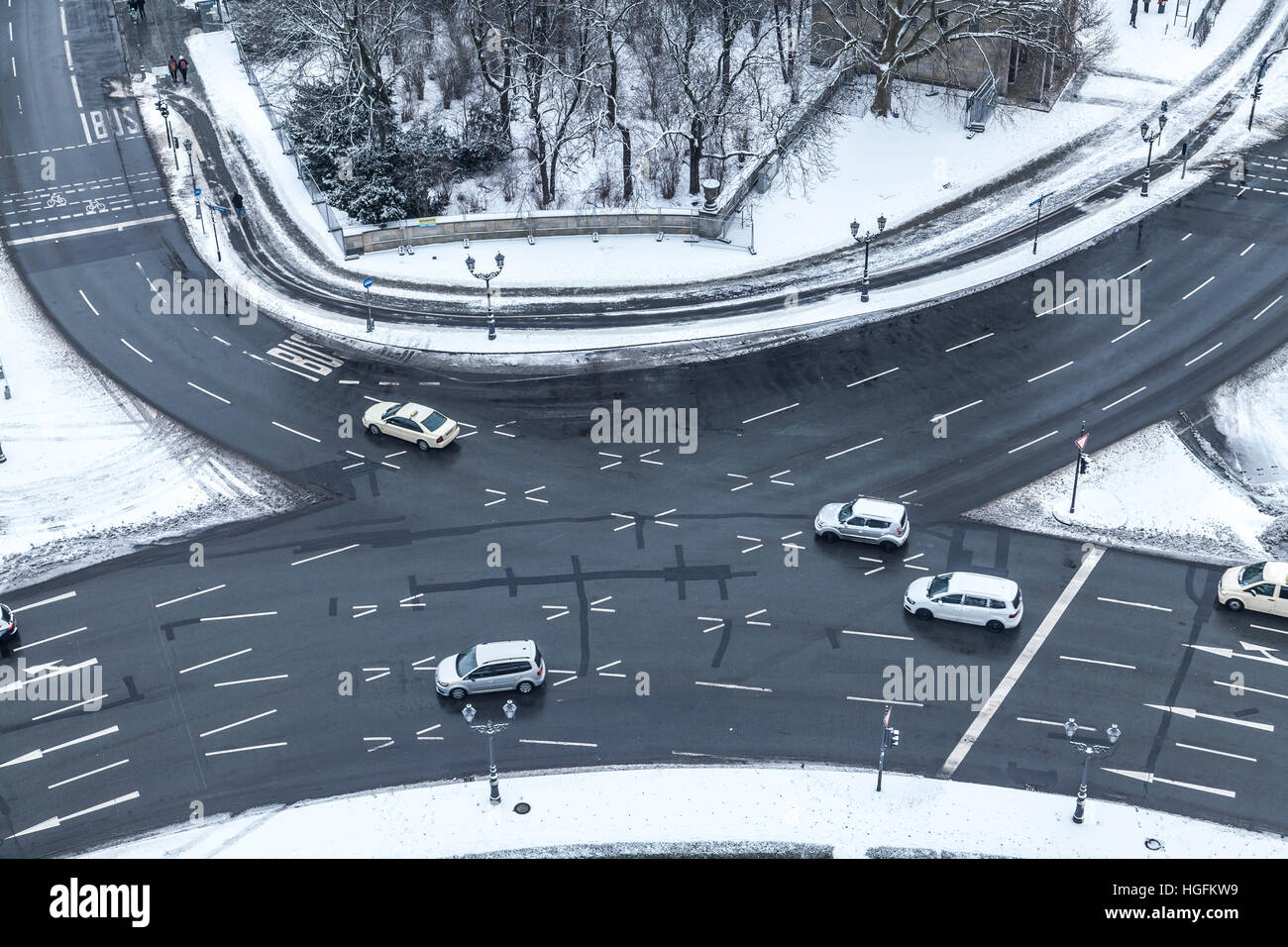Sulle vetture di grande star (cerchio di traffico) a colonna vicory a Berlino in inverno Foto Stock