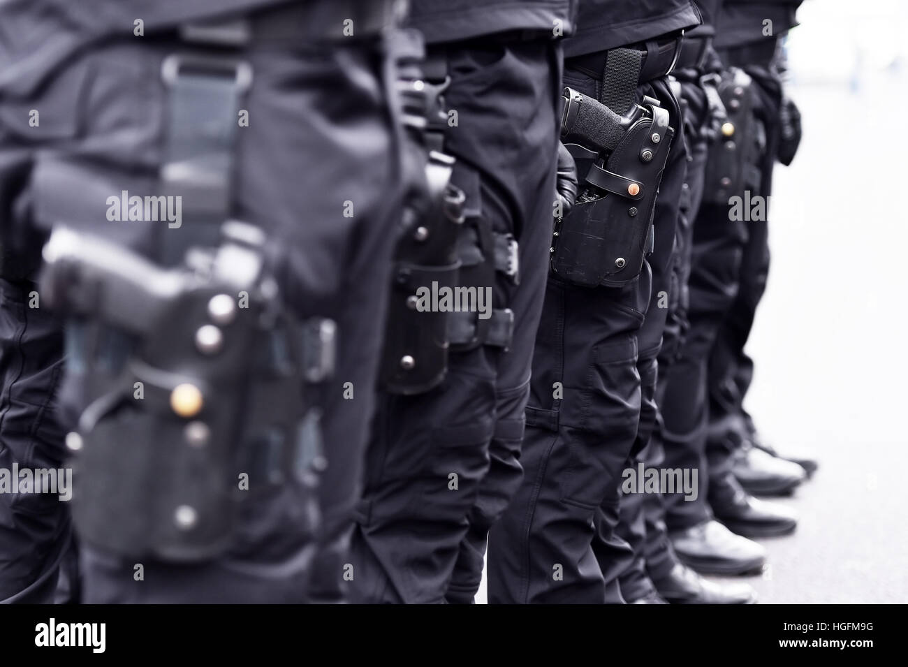 Le forze speciali militari con pistole in scabbards durante una parata militare Foto Stock