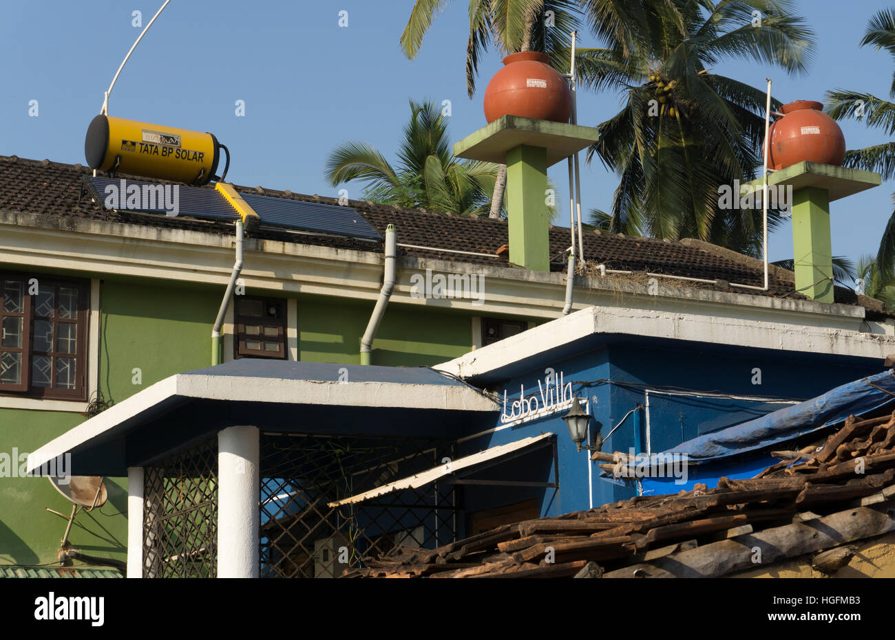 Montati sul tetto per riscaldamento di acqua solare installazione goa candolim Foto Stock