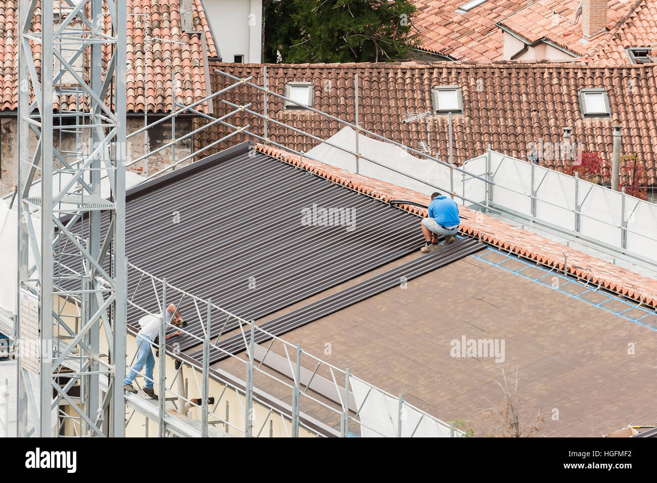 I lavoratori nella costruzione di un tetto. Ristrutturazioni di edifici. Foto Stock