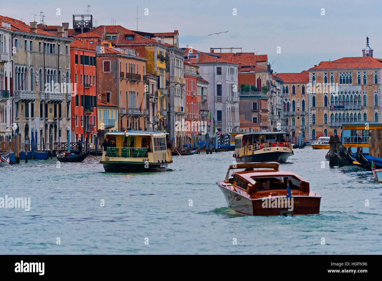 Italia Veneto Venezia il trasporto pubblico - Canal Grande traffico Foto Stock