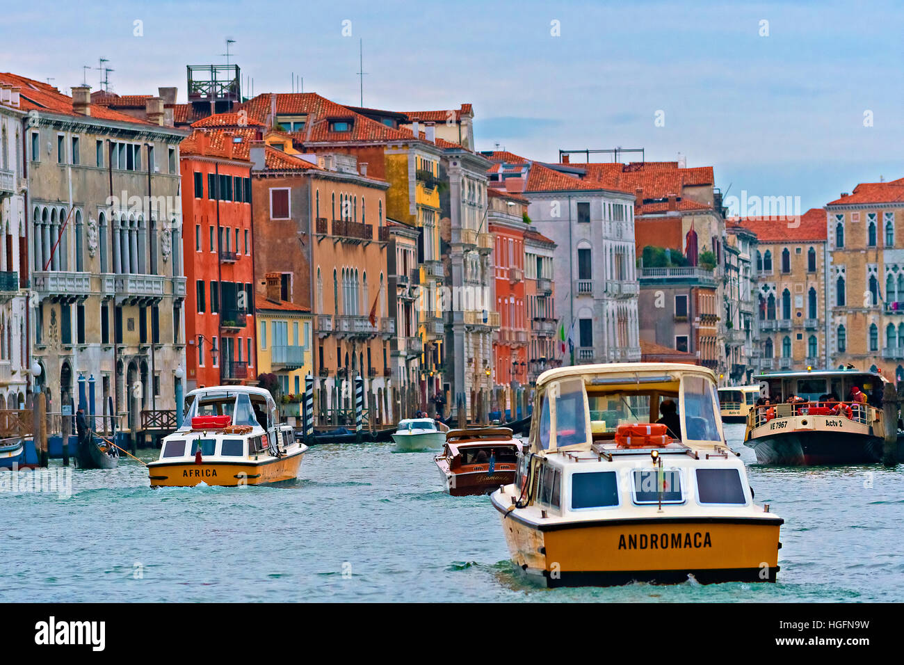 Italia Veneto Venezia il trasporto pubblico - Canal Grande traffico Foto Stock