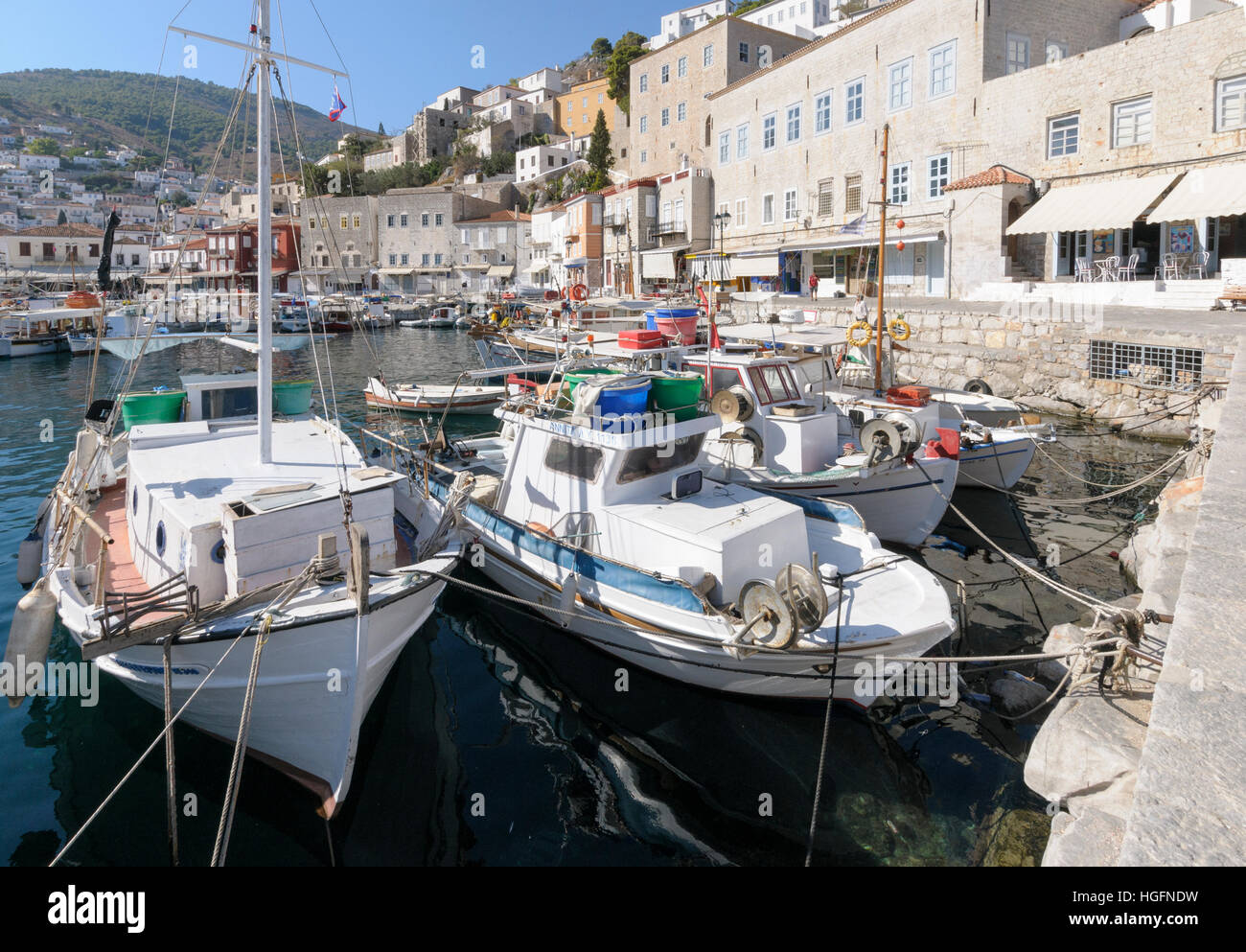 Ormeggiate barche da pesca nel porto di Hydra, Hydra, Isole Saroniche, Grecia Foto Stock