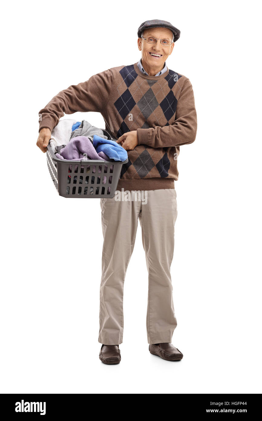 A piena lunghezza Ritratto di un gioioso senior tenendo un cesto per la biancheria pieno di vestiti isolati su sfondo bianco Foto Stock