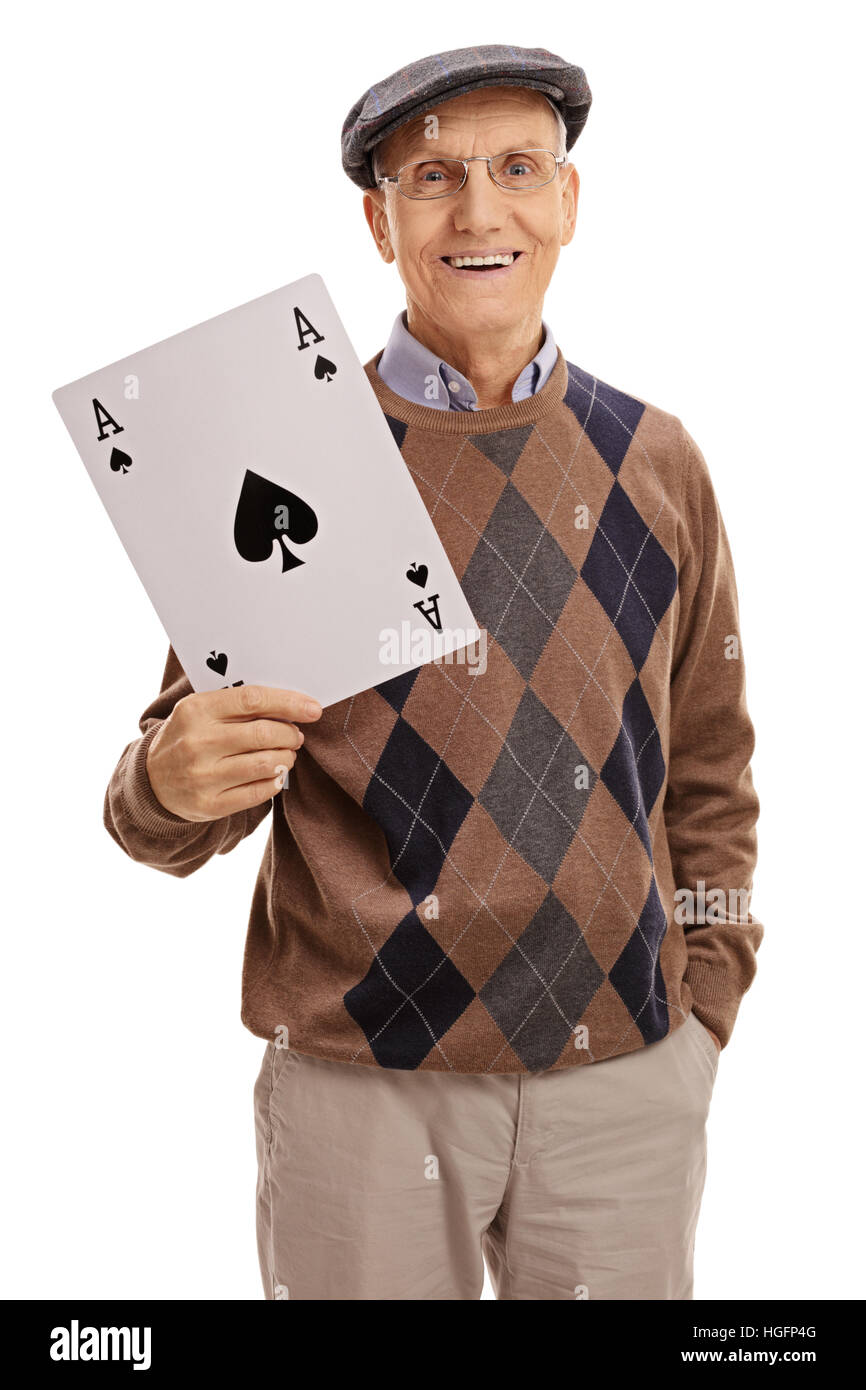 Felice uomo anziano tenendo un grande asso di picche card isolato su sfondo bianco Foto Stock
