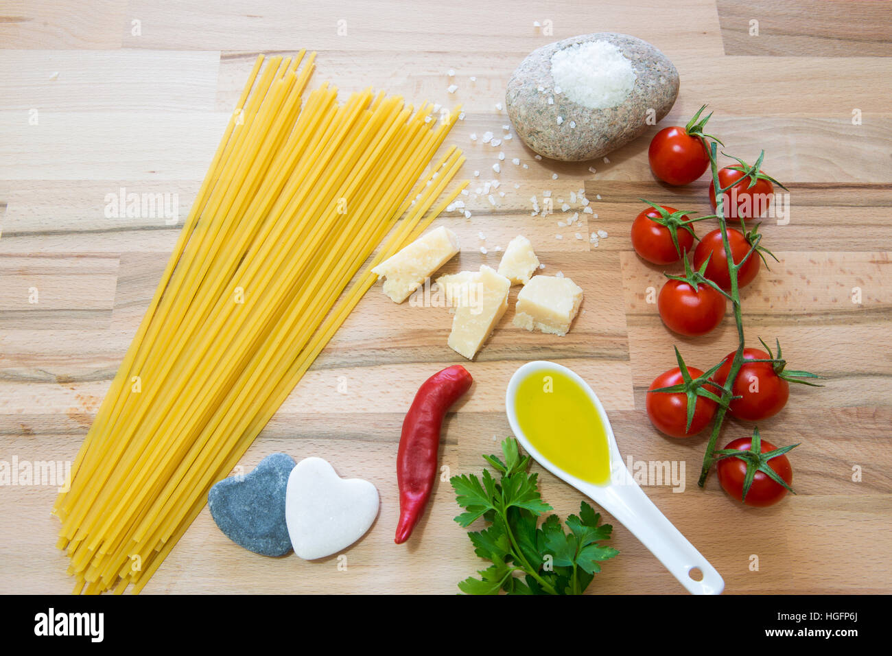 Telaio di fresche verdure organiche su sfondo di legno. sano cibo naturale su tavola in legno rustico con copia spazio. Foto Stock