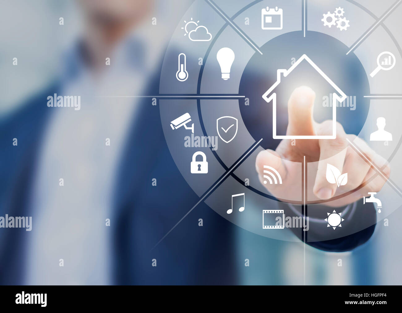 Circolare interfaccia futuristico di smart home automation assistant su uno schermo virtuale e un utente toccando un pulsante Foto Stock