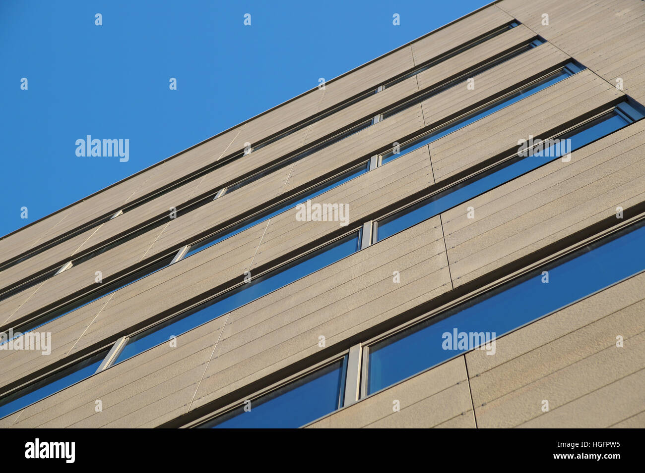 Finestre di un edificio abbandonato con prospettiva sfocata Foto Stock