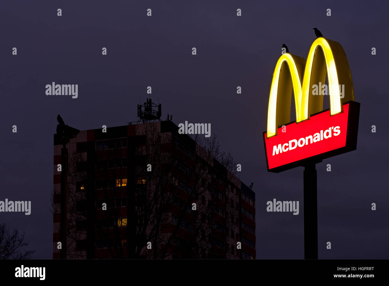 McDonalds firmare e a torre di notte, Kingston upon Hull, East Riding of Yorkshire, Humberside, England Regno Unito Foto Stock
