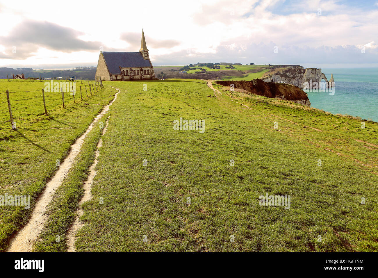 Chapelle Notre Dame de la Garde in Etretat, Haute Normandie, Francia. Foto Stock