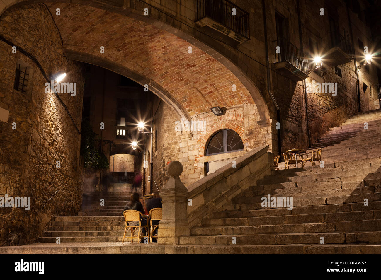 Arco del Agullana Palace e Sant Domenec scale di notte a Girona, in Catalogna, Spagna Foto Stock