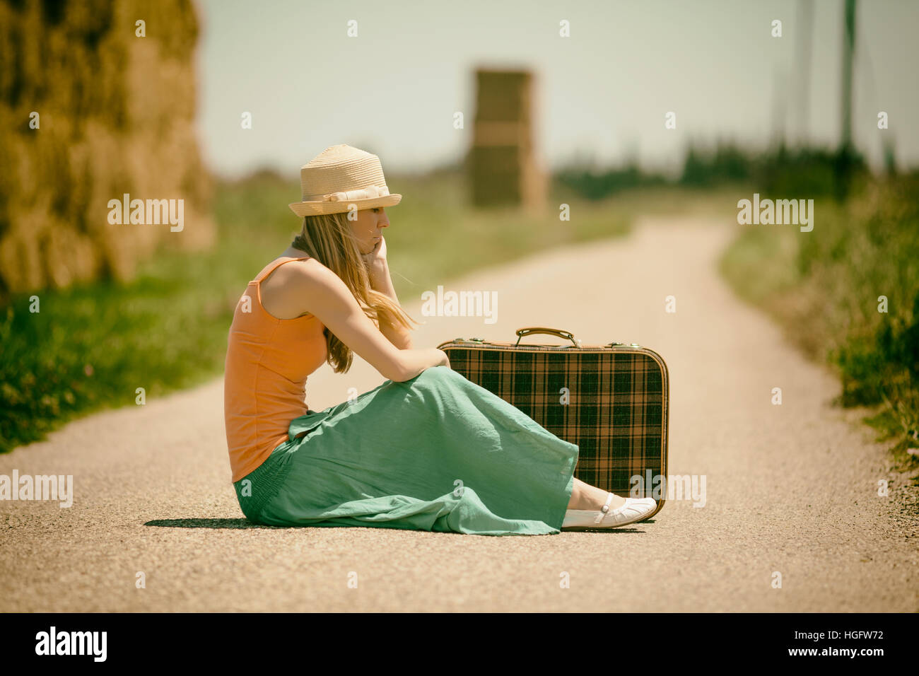 Giovane donna è in viaggio da soli. Foto Stock