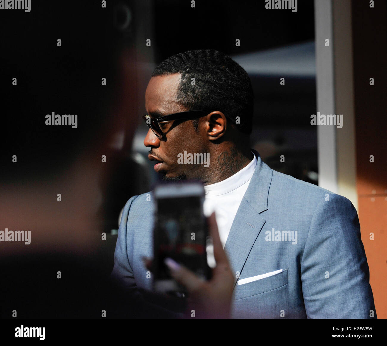 Ventilatore prendere un iPhone foto di Sean 'Diddy' pettini sulla Hollywood Walk of Fame su gennaio 21st, 2016 a Hollywood, in California. Foto Stock