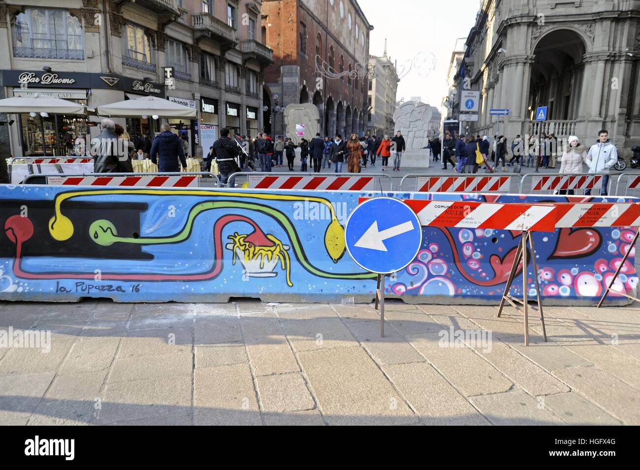 Milano (Italia), le barriere in calcestruzzo di proteggere alcuni punti nel centro della città dopo il tentativo di Berlino sono verniciati Foto Stock