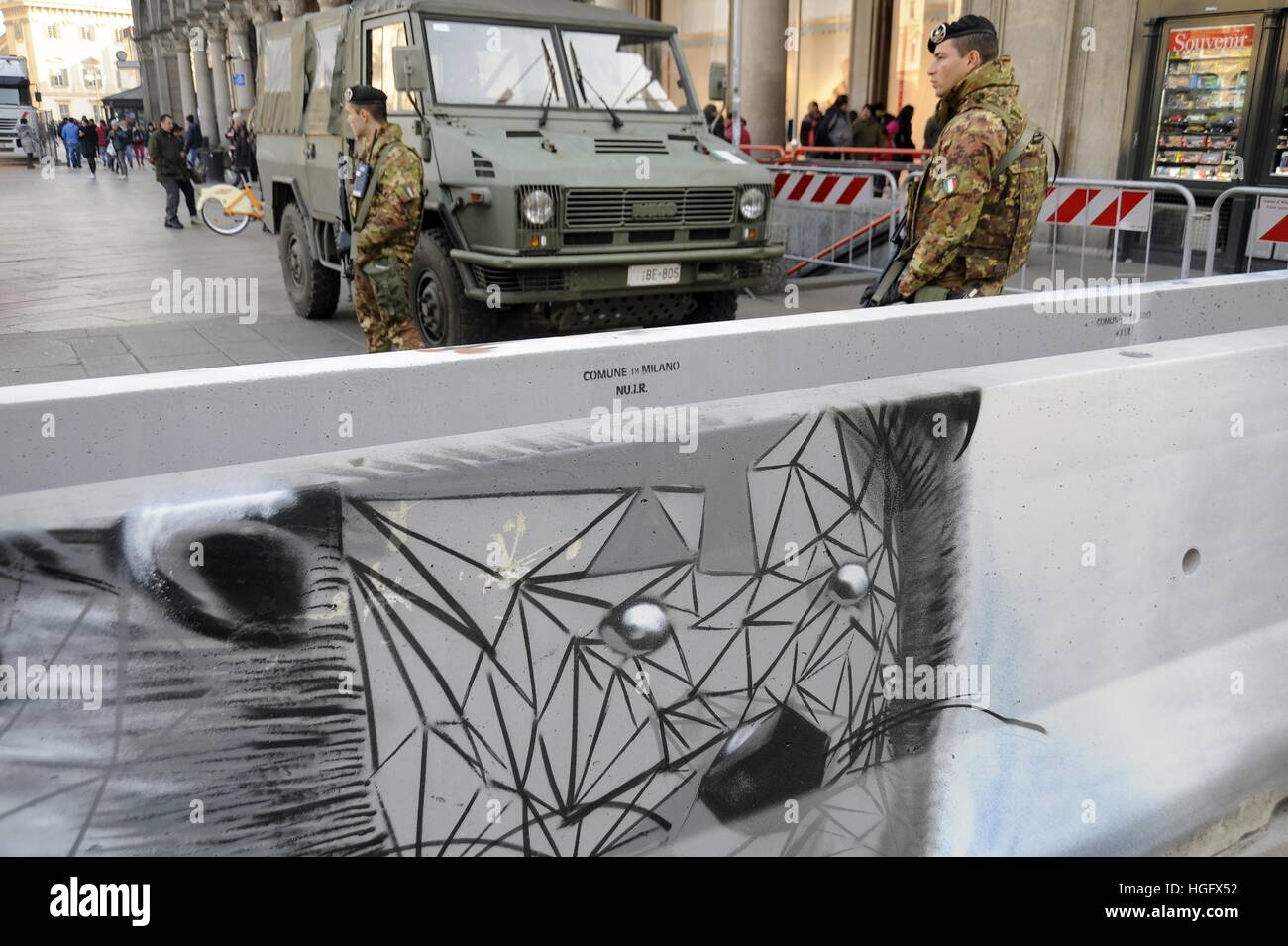 Milano (Italia), le barriere in calcestruzzo di proteggere alcuni punti nel centro della città dopo il tentativo di Berlino sono verniciati Foto Stock