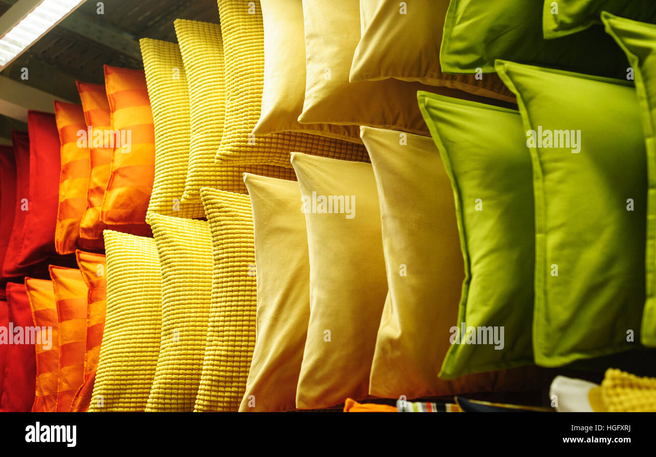 Colorati, comodi cuscini di tessuto sul moderno negozio scaffali Foto Stock