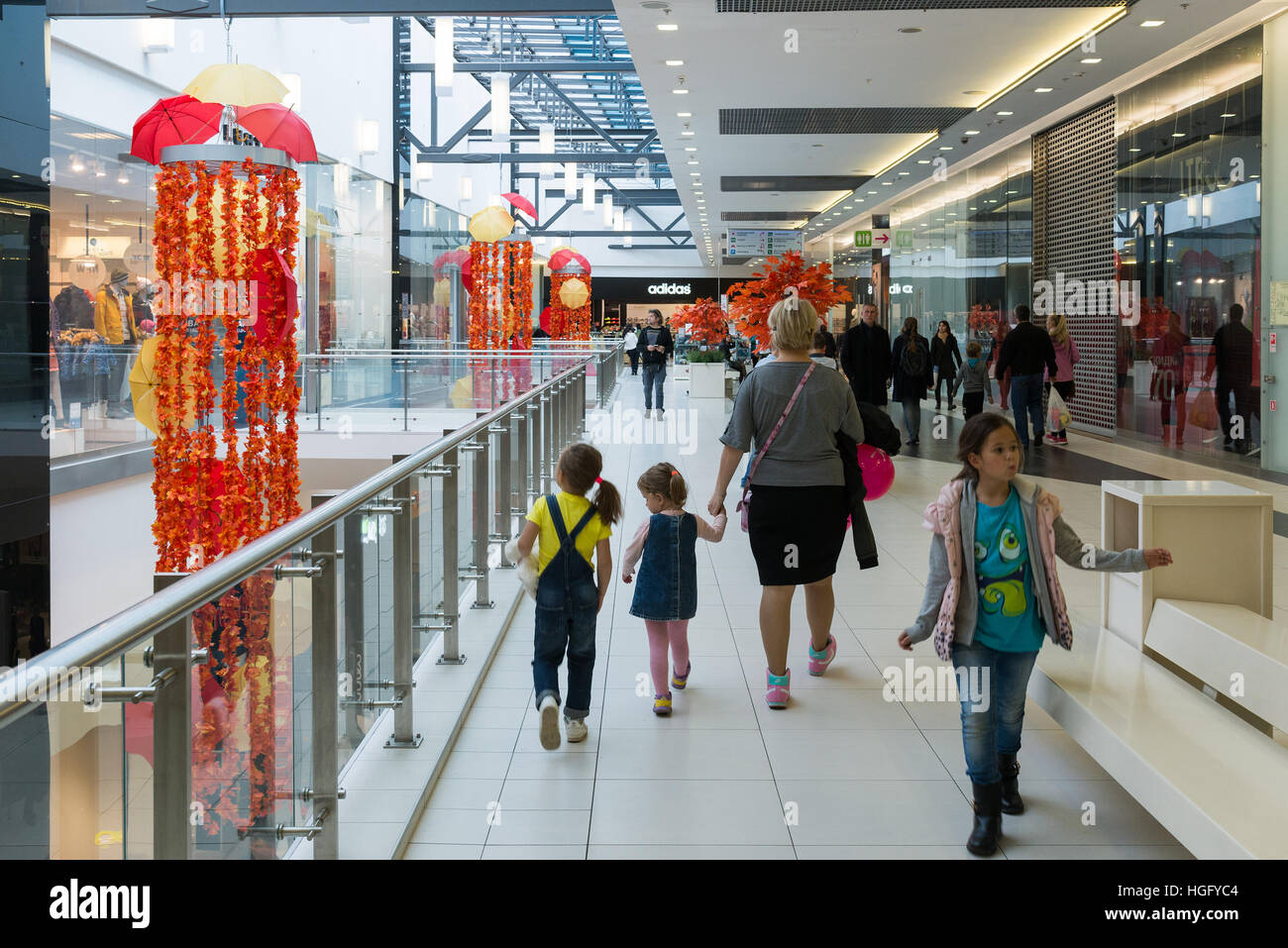 Mosca, Russia - Ottobre 01.2016. La gente in centro per lo shopping e per il divertimento Gagarin Foto Stock
