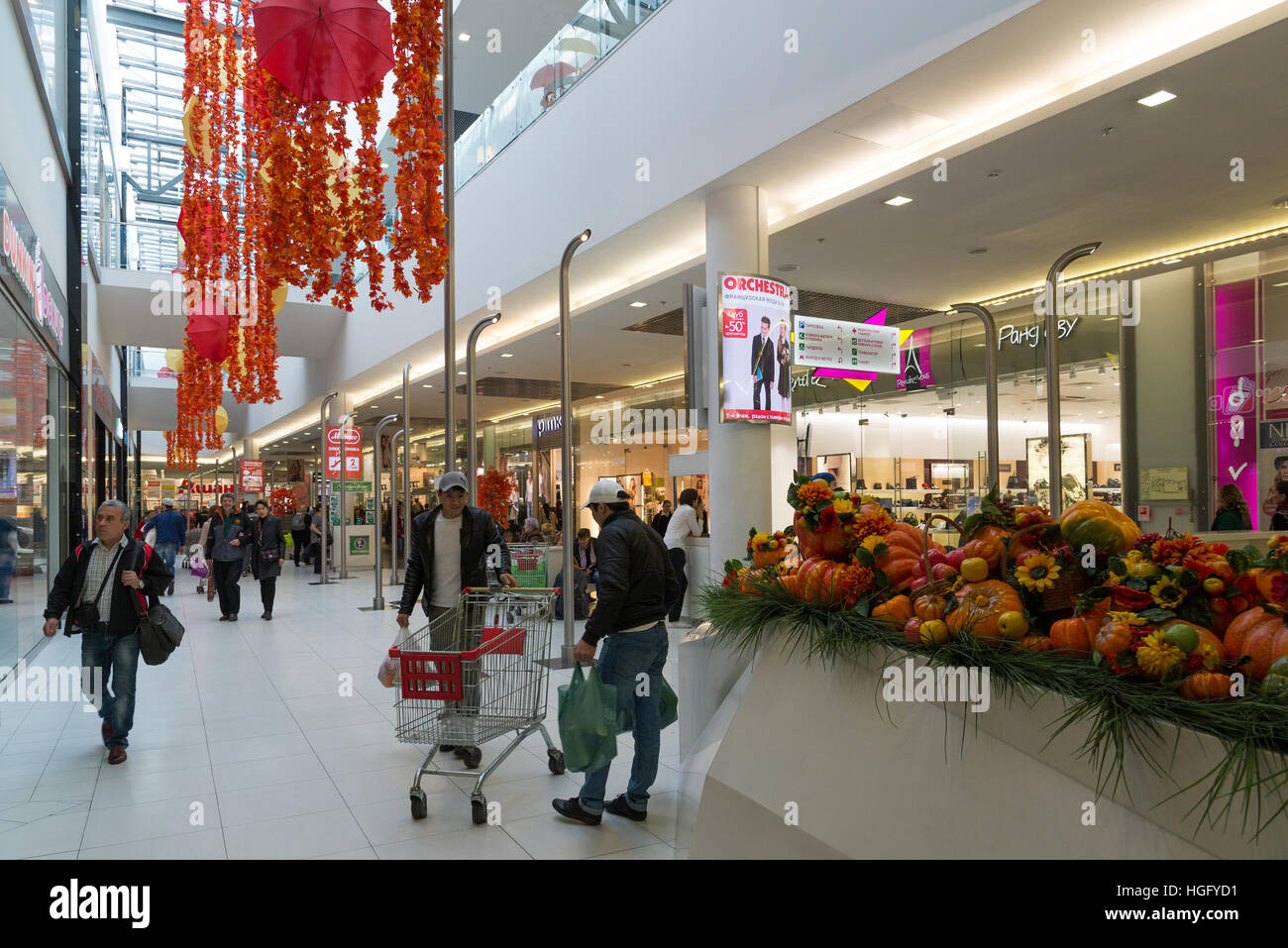 Mosca, Russia - Ottobre 01.2016. La gente in centro per lo shopping e per il divertimento Gagarin Foto Stock
