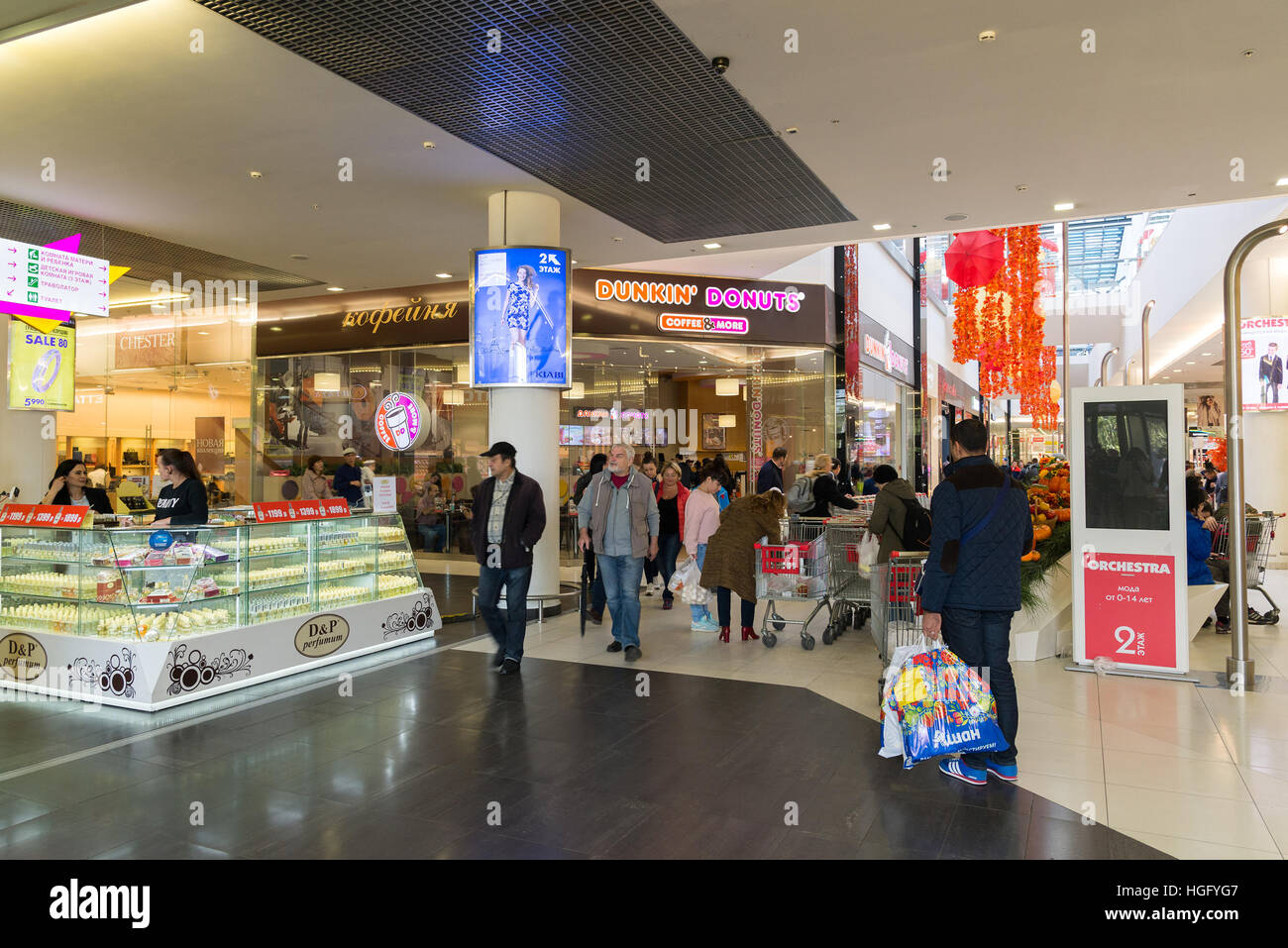 Mosca, Russia - Ottobre 01.2016. La gente in centro per lo shopping e per il divertimento Gagarin Foto Stock