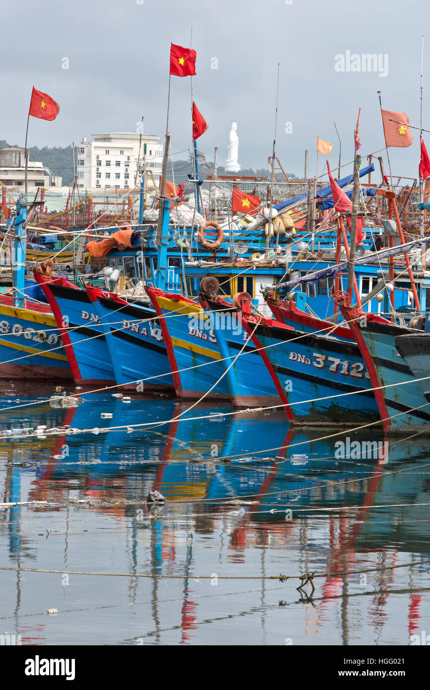 Commerciale colorate barche da pesca ancorate in protetti Da Nang porto. Foto Stock