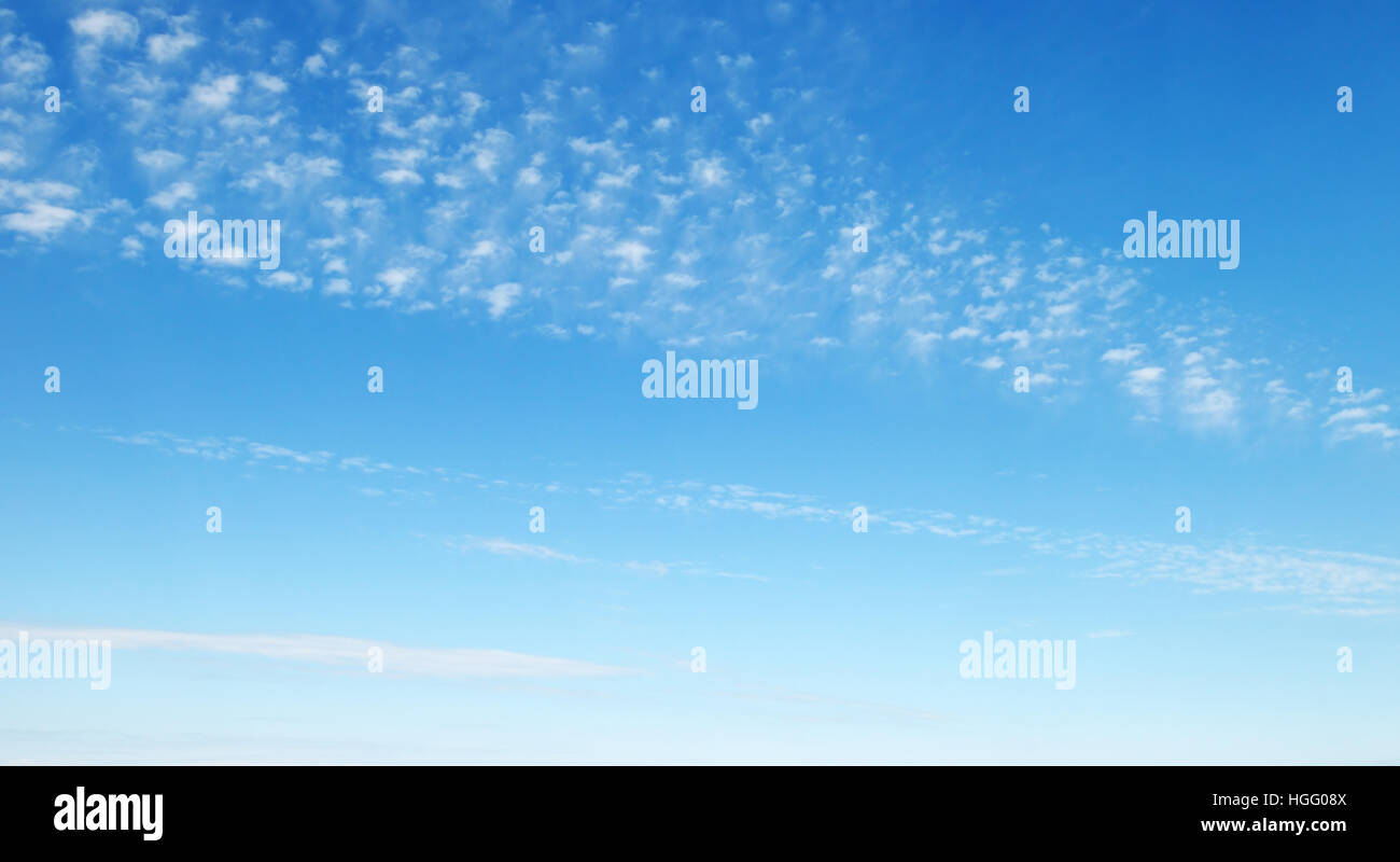 Il bianco delle nuvole in cielo blu Foto Stock
