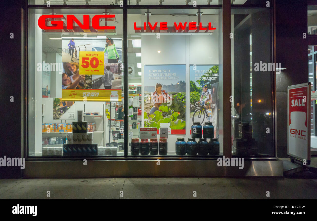 Un GNC store in New York Martedì, Dicembre 27, 2016. Il rivenditore ha oltre 9000 franchising e società di proprietà negozi del mondo. (© Richard B. Levine) Foto Stock