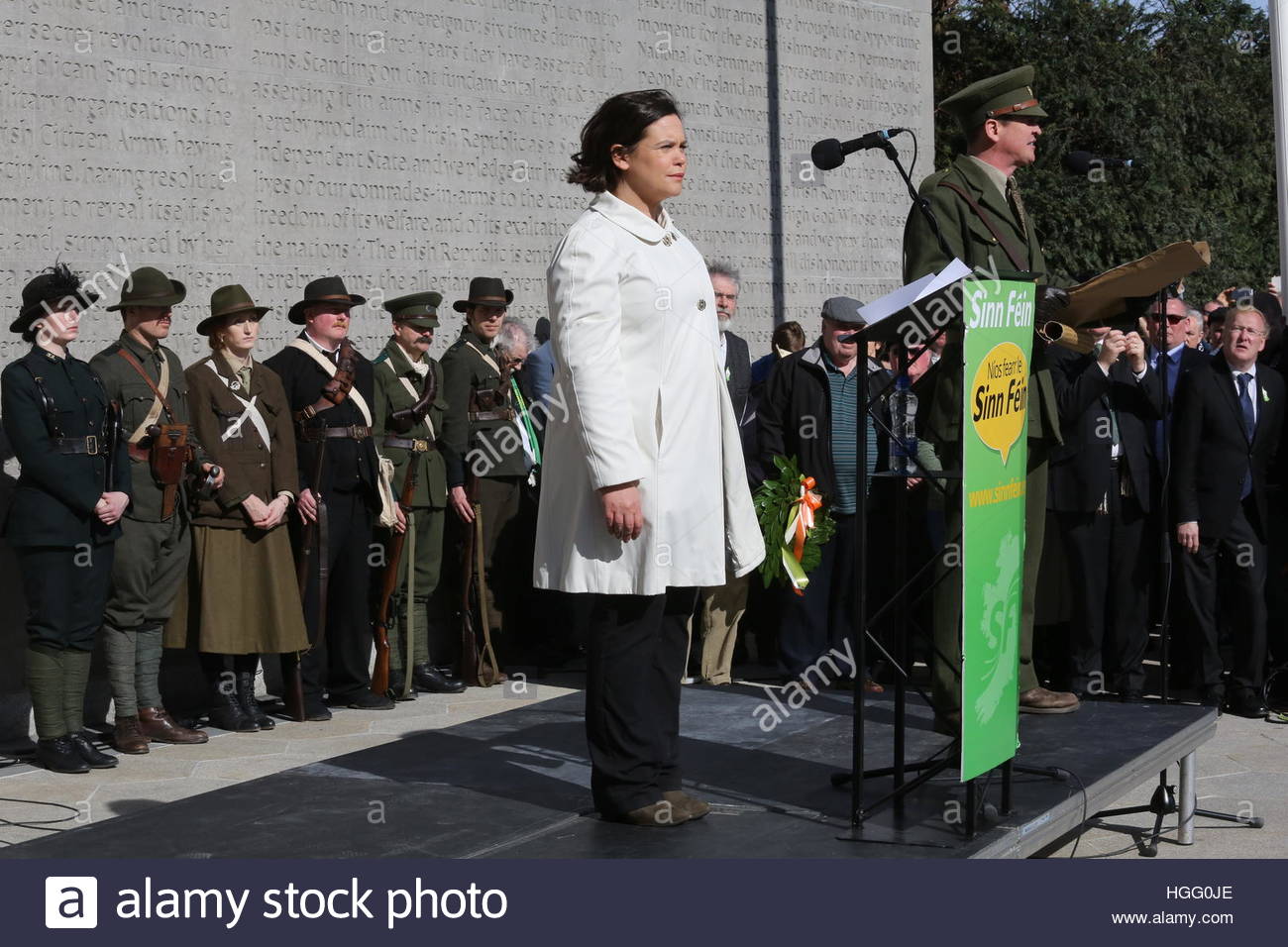 Mary Lou McDonald si prepara a parlare al Arbour Hill Sinn Féin cerimonia che si è svolta come parte del 1916 anniversario a Dublino, Irlanda Foto Stock