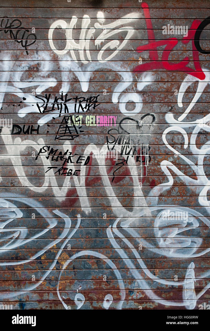 Graffiti su un metallo cancello di sicurezza nella città di New York. Foto Stock