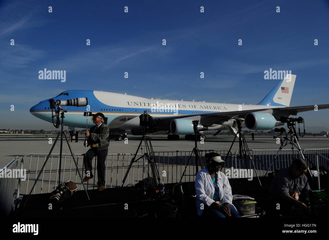 Un membro della stampa media prende un selfie nella parte anteriore della Air Force One a LAX Airport nel febbraio 12th, 2016 a Los Angeles, California. Foto Stock