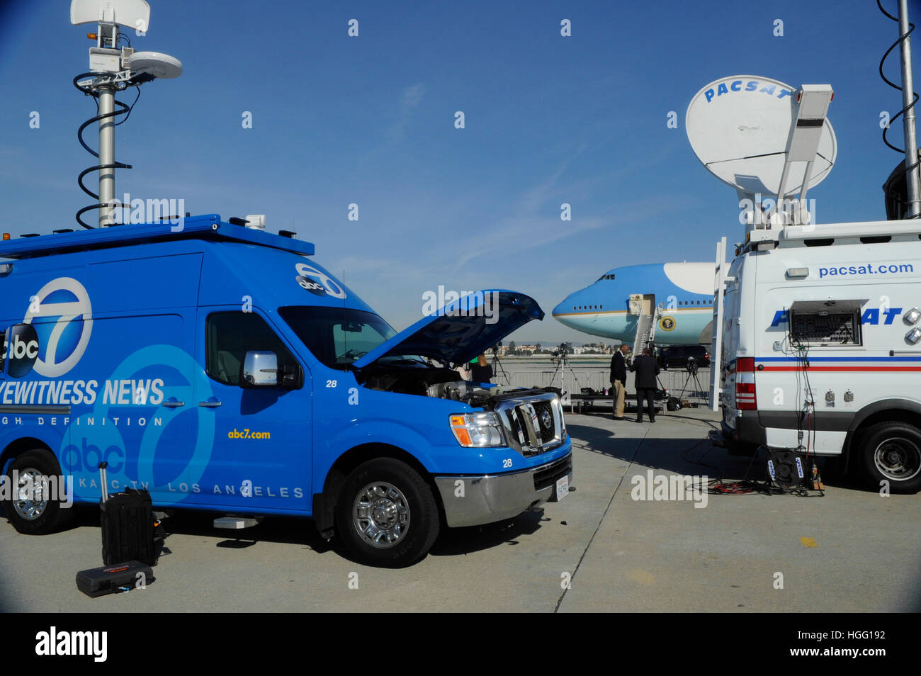 Premere il tasto media set-up nella parte anteriore del Air Force One a LAX Airport nel febbraio 12th, 2016 a Los Angeles, California. Foto Stock