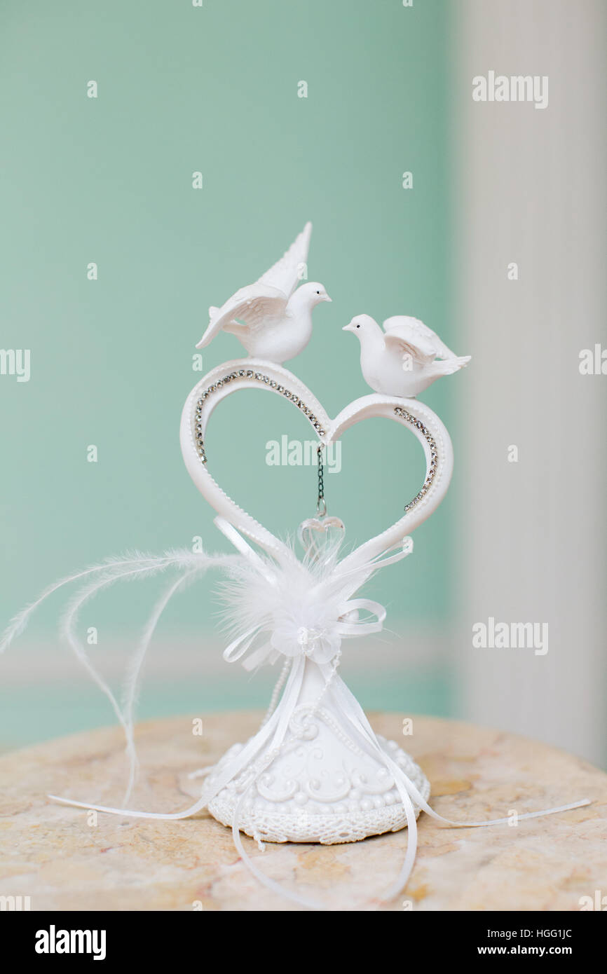 Decorazioni per matrimoni nel cuore con due colombe bianche. Decorazioni per matrimoni Foto Stock