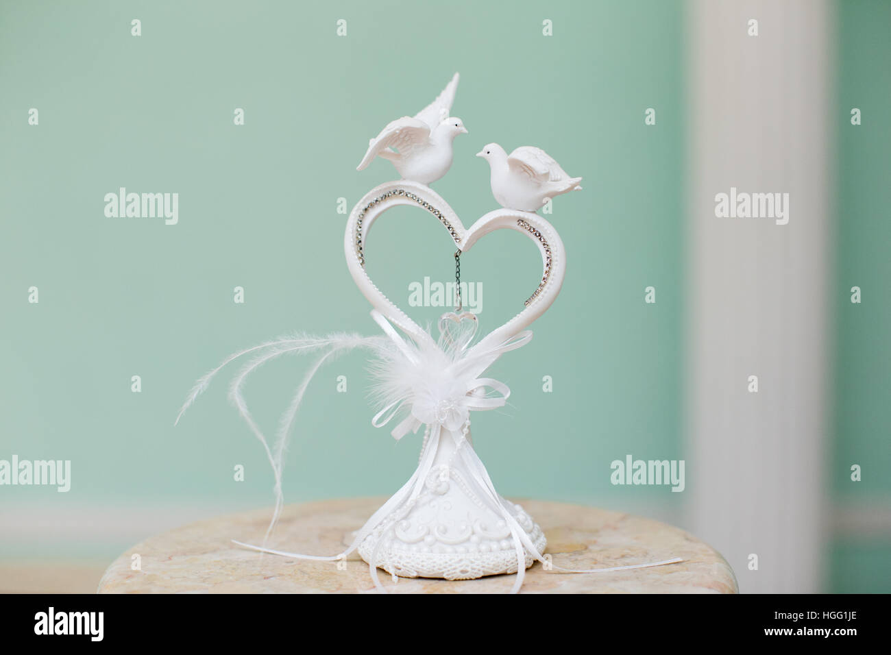 Decorazioni per matrimoni nel cuore con due colombe bianche. Decorazioni per matrimoni Foto Stock