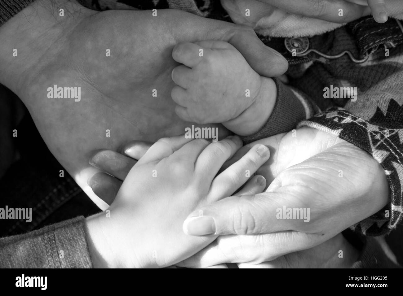 Coppia sposata tenendo i loro bambini con le mani in mano. Foto Stock