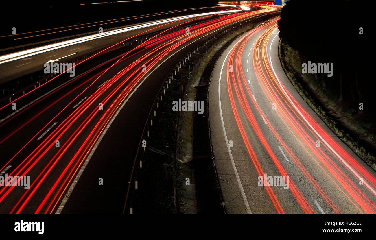 Autostrada di notte con sfocate luci auto in una lunga esposizione shot Foto Stock