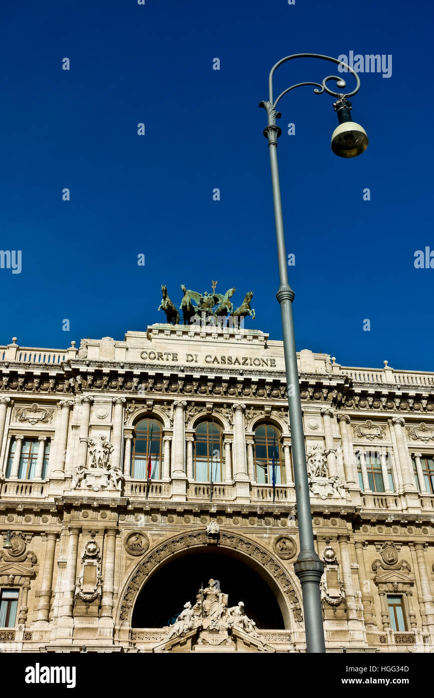 Corte di Cassazione (Corte di Cassazione), il Palazzo di Giustizia e Palazzo di Giustizia. Renaissance, quadriga di bronzo. Lampione. Roma, Italia, Europa Foto Stock