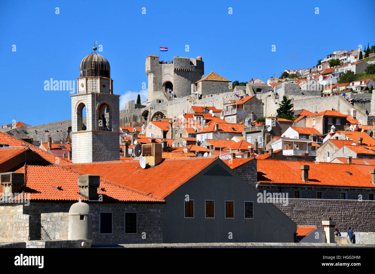 Tetto di tegole rosse e cime della città di Dubrovnik, Croazia, inclusa la città il campanile e la torre Minceta. Foto Stock
