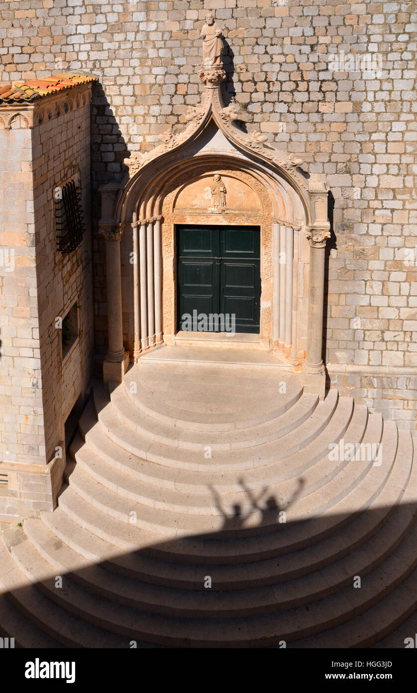 Le ombre di due persone agitando contro la fase-modo in ingresso alla Cattedrale di San Ignazio chiesa nella città murata di Dubrovnik, Croazia. Foto Stock