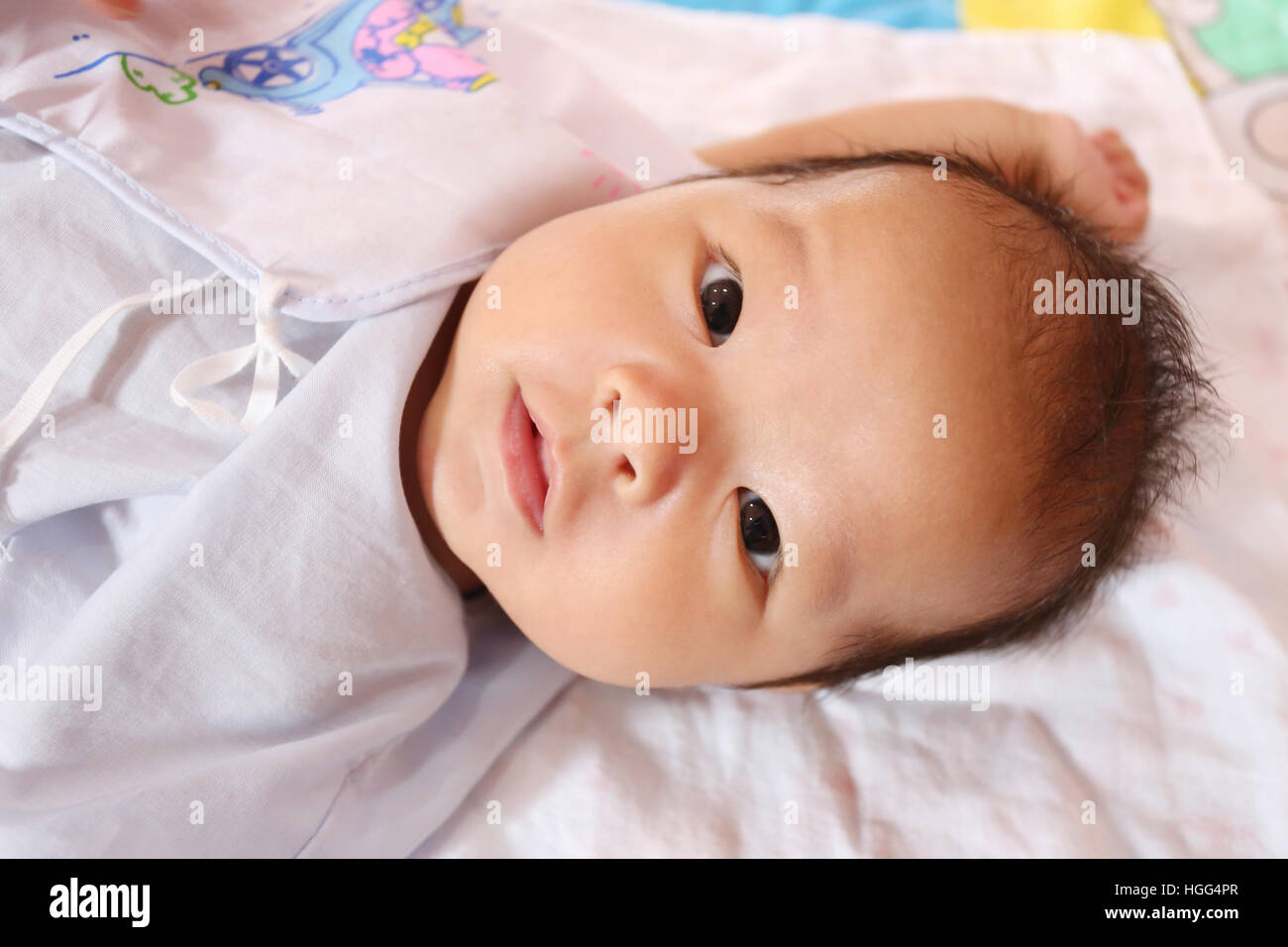 Bambino asiatico in faccia un sospetto sono lo sviluppo dell'apprendimento,concetto di salute e di crescita. Foto Stock