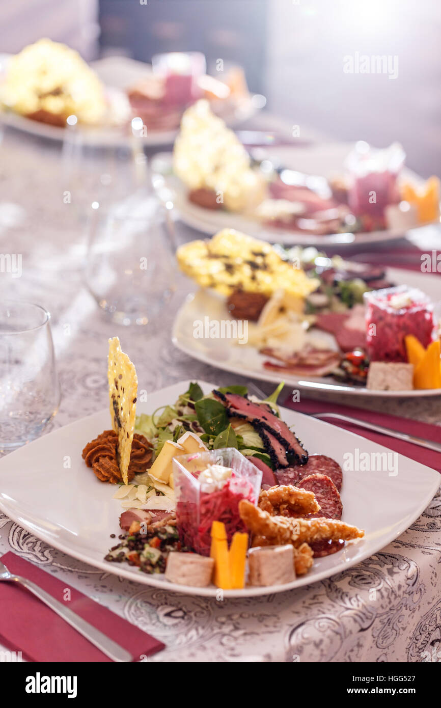 Bella e il cibo gustoso su una piastra Foto Stock