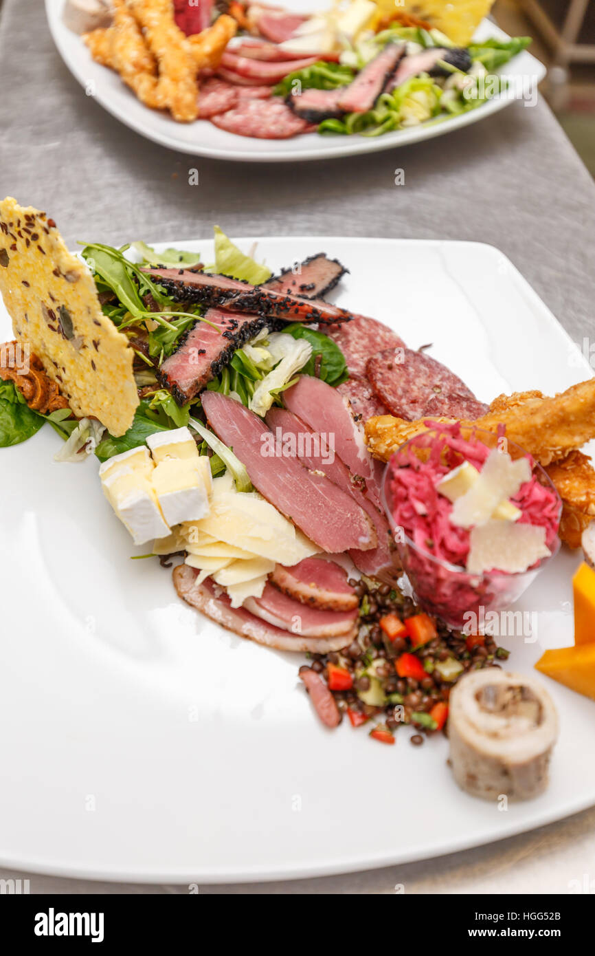 Fresca assortita cold cut platter Foto Stock