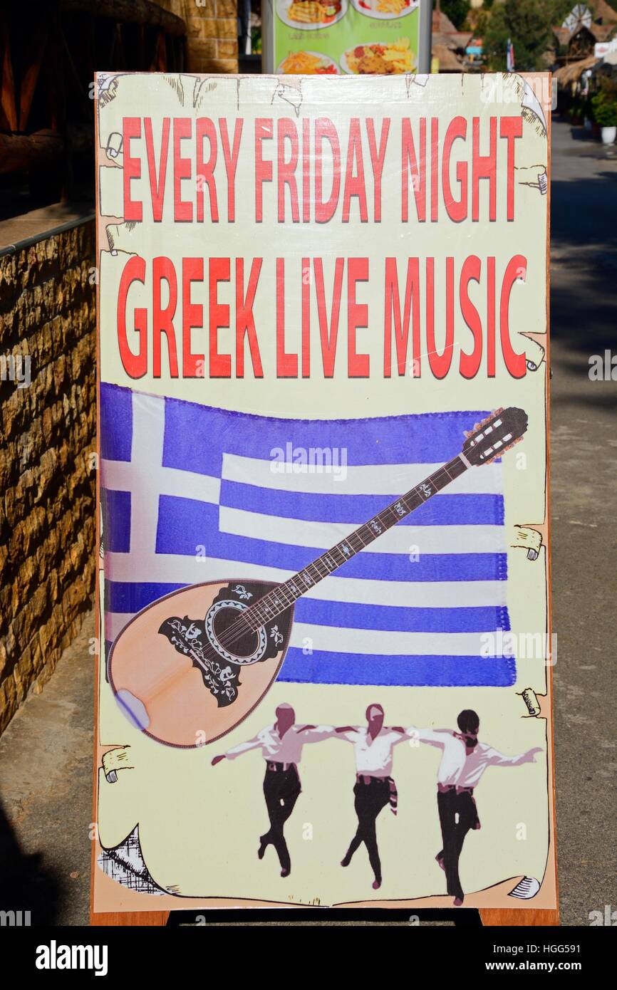 Greco di musica dal vivo e ballo firmare al di fuori di un ristorante, Bali, Creta, Grecia, l'Europa. Foto Stock