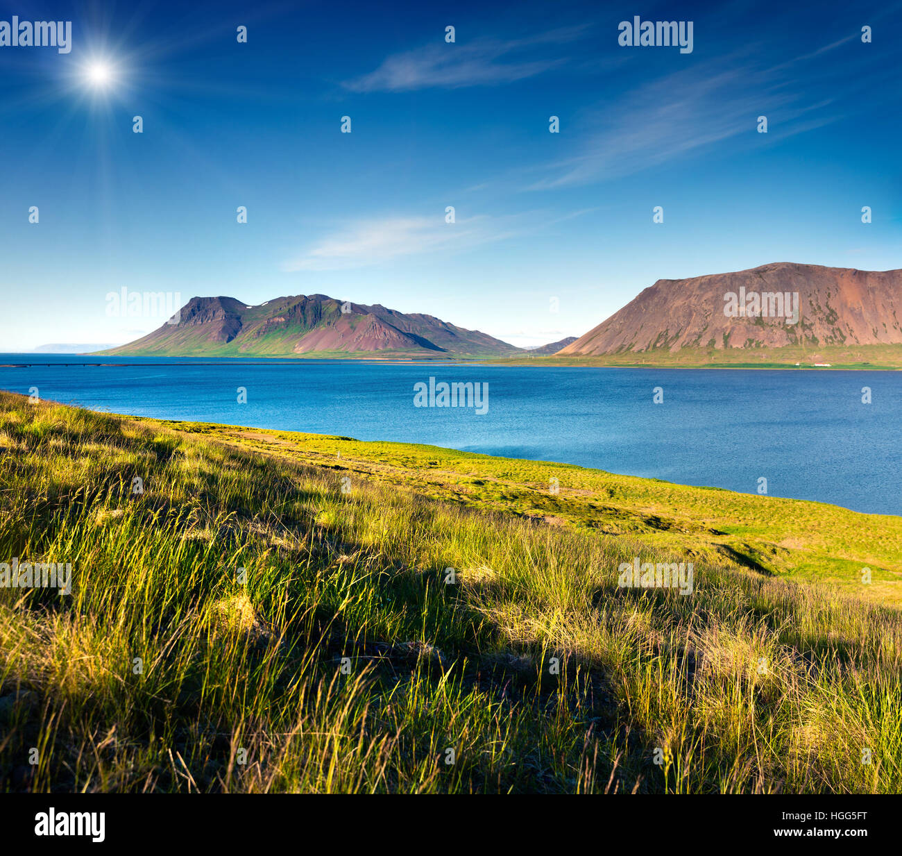 Tipico paesaggio islandese con le montagne vulcaniche e acqua pura fiume. Sunny mattinata estiva nella costa ovest dell'Islanda. Foto Stock