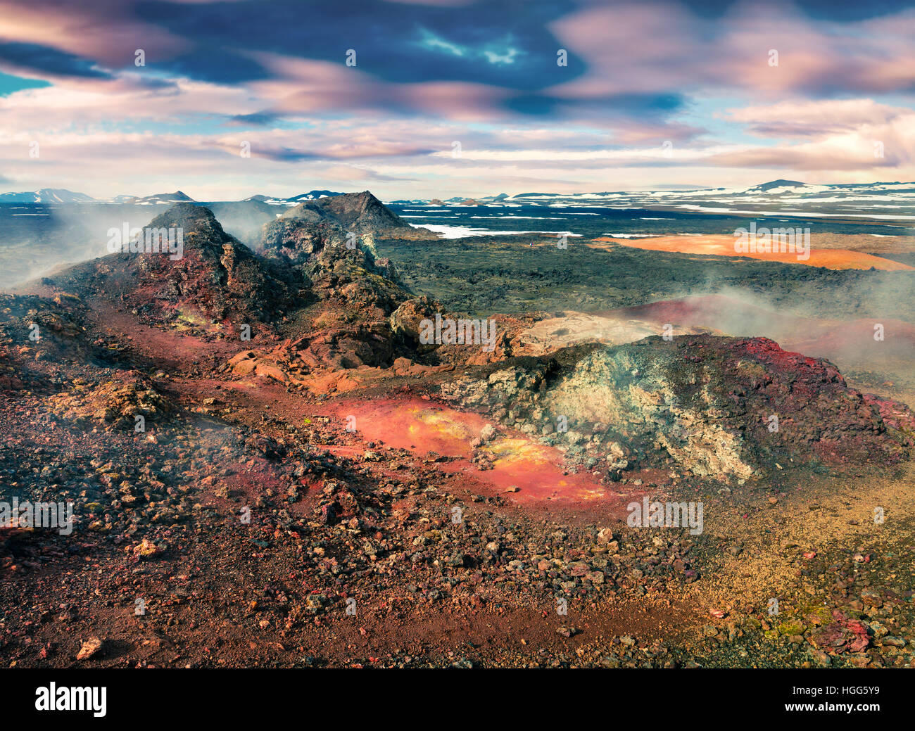 Campi di steamy acque nel vulcano Krafla. Colorato tramonto esotico con la massa di lava in valle geotermale Leirhnjukur. Foto Stock