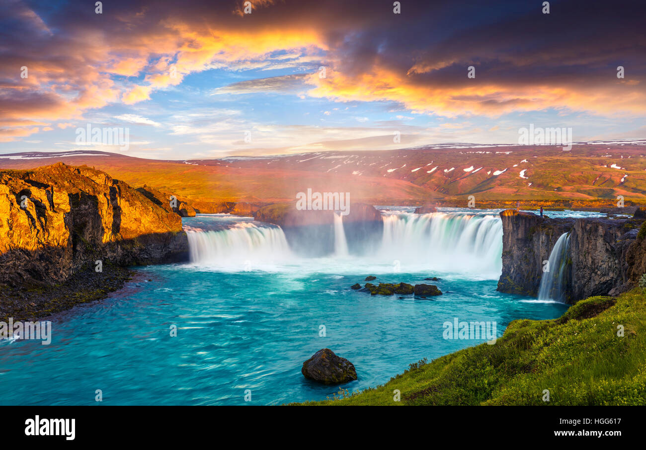 Mattinata estiva di scena sul Godafoss cascata. Sunrise colorate sul fiume Skjalfandafljot, Islanda, l'Europa. Foto Stock