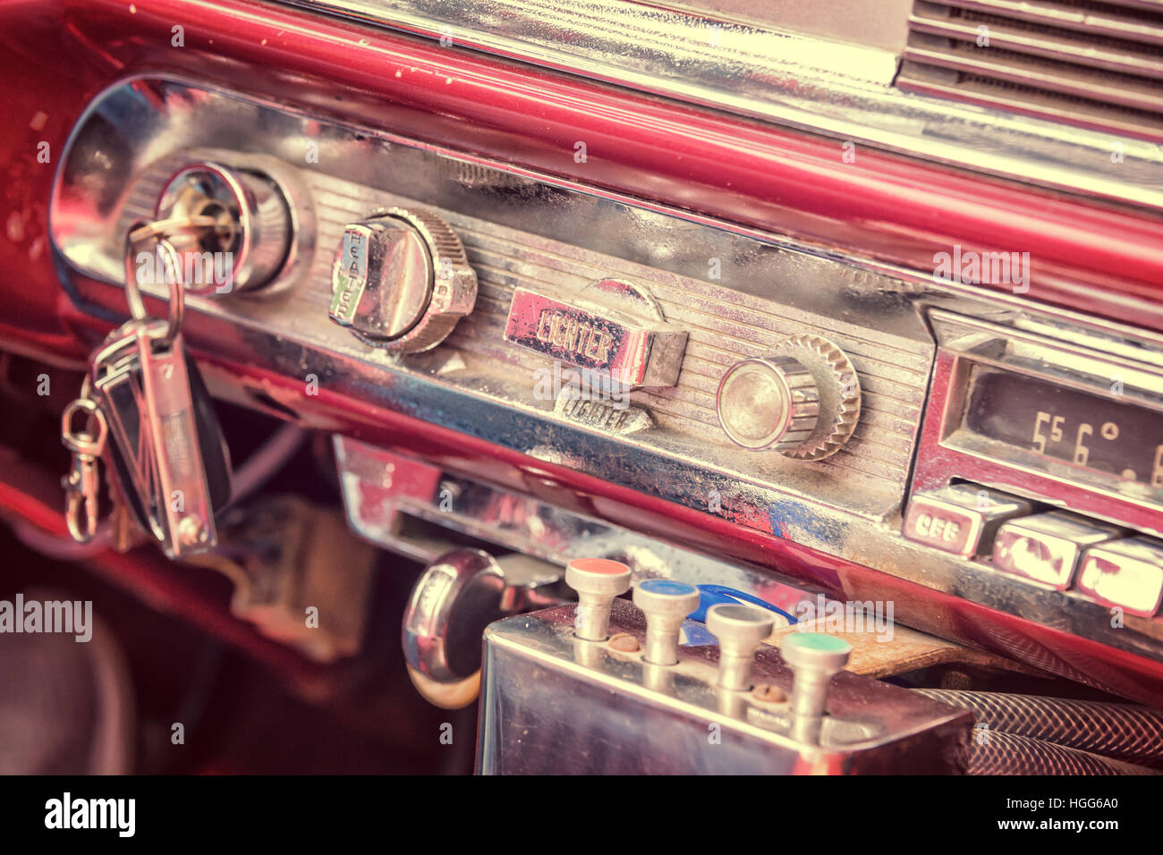 All interno di un classico vintage americano auto a Cuba, processo vintage Foto Stock