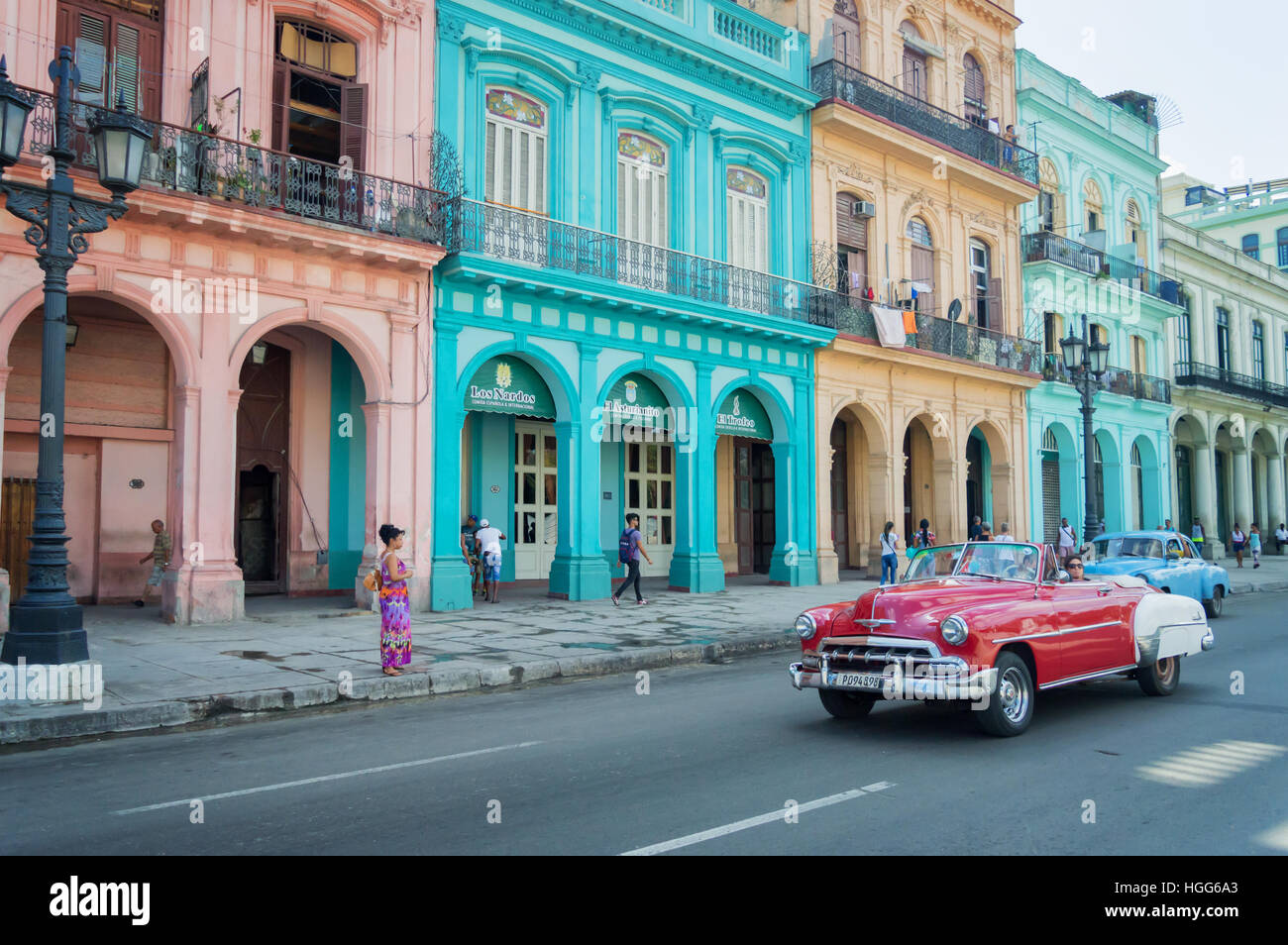 L'Avana, Cuba - 18 aprile: Classic vintage auto e colorati edifici coloniali nella strada principale di l'Avana Vecchia, il 18 aprile 2016 a L'Avana Foto Stock